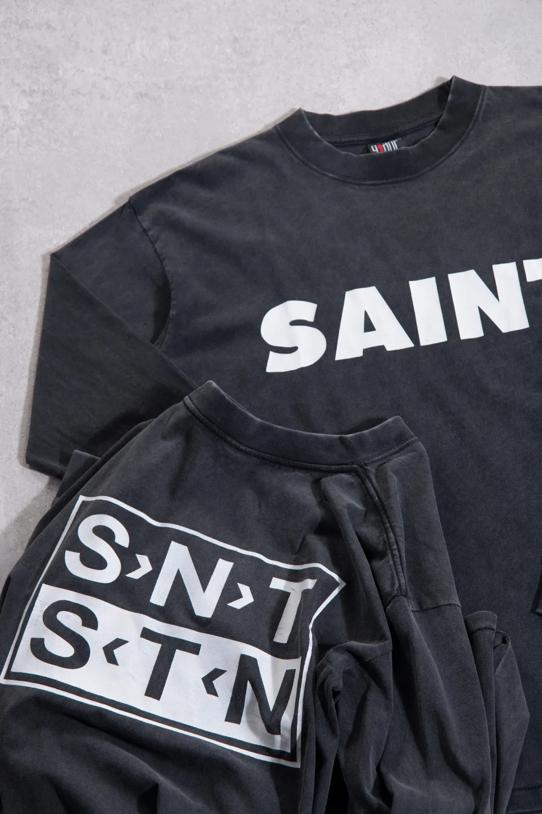 8065 P158 Saint Michael is a Japanese street fashion brand co-founded in 2020 by Japanese designer Yuta Hosokawa (director of READYMADE) and American visual artist Cali Thornhill DeWitt. The brand name is derived from "Saint Michael" (the archangel) in religious imagery, which symbolizes strength and protection. Its core concept combines American street culture, religious art and Japanese retro aesthetics, and is committed to conveying the "sense of time" and counterculture spirit through distressed craftsmanship, artistic co-branding and narrative design. Brands often break the boundaries between fashion and pop culture through cross-border cooperation (such as animation, music, art), such as co-branding with classic IPs such as "Saint Seiya", "Pluto" and "One Piece", combining the two-dimensional feelings with streetwear to form a unique cultural symbol. Fully matched. Tube-woven fabrics without side seams are dyed and washed. The most popular Japanese artist brands are famous for their unique heavy-duty distressing. The pattern highlights the strong belief, with a high weight of 260g! The fabric is thick, the garment is dyed and washed, and sandblasted. It can be said that each finished product is unique! SAINTXXXX washed and distressed long-sleeved black S (chest 56, length 72, sleeve length 65, shoulder width 53) M (chest 58, length 74, sleeve length 66, shoulder width 54) L (chest 60, length 76, sleeve length 67, shoulder width 55) XL (chest 62, length 78, sleeve length 68, shoulder width 56) recommended 170cm and below, 80-130kg S 170-175cm, 130-150kg M 175-180cm, 150-170kg L 180-185cm, 170-190kg XL